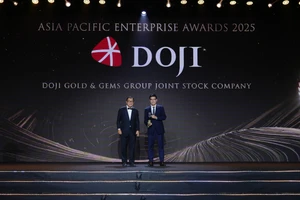 Đại diện Tập đoàn DOJI, ông Trần Trọng Hùng - Phó Tổng Giám đốc, nhận biểu trưng tại APEA 2025.