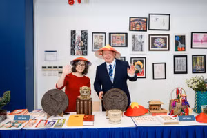 Bà Mai Bích Thủy và ông Shaun Fenton, Hiệu trưởng Trường RGS, Vương quốc Anh.