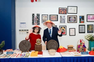 Bà Mai Bích Thủy và ông Shaun Fenton, Hiệu trưởng Trường RGS, Vương quốc Anh.