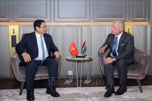 Thủ tướng Phạm Minh Chính gặp Quốc vương Jordan Abdullah II bin Al-Hussein. (Ảnh: Dương Giang/TTXVN).