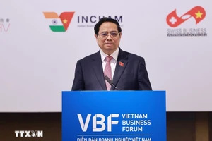 Thủ tướng Phạm Minh Chính phát biểu tại Diễn đàn doanh nghiệp Việt Nam thường niên với chủ đề “Doanh nghiệp đồng hành với Chính phủ chuyển đổi xanh trong kỷ nguyên số.” (Ảnh: Dương Giang/TTXVN)