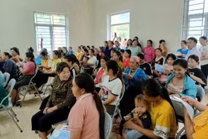 Một buổi truyền thông chính sách dân số cho người dân. Ảnh: Tô Hà.