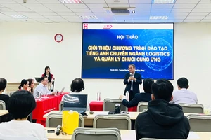 Hội thảo giới thiệu Chương trình đào tạo tiếng Anh ngành Logistics tại Trường Đại học Quốc tế Hồng Bàng. Ảnh: A.T