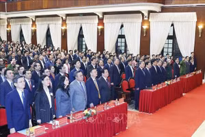 Tổng Bí thư Tô Lâm và các đại biểu thực hiện nghi lễ chào cờ. Ảnh: Thống Nhất/TTXVN