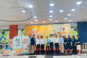 Thứ trưởng Thường trực Bộ GD&ĐT Phạm Ngọc Thưởng chúc mừng các thầy cô giáo nhân ngày 20/11.