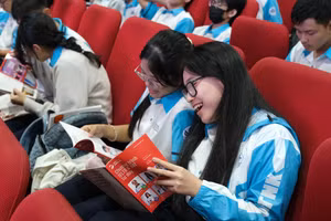 Nữ sinh lớp 10 Trường phổ thông Năng khiếu ĐHQG TP.HCM hào hứng với buổi chia sẻ về Linearthinking từ DOL English.