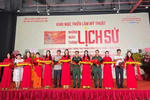 Các đại biểu cắt băng khánh thành.