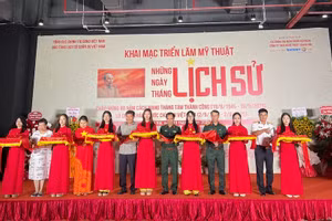 Các đại biểu cắt băng khánh thành.