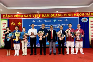 BTC trao hoa cho các chuyên gia đến từ Hàn Quốc. 