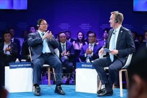 Thủ tướng dự Phiên đối thoại chính sách với Chủ tịch kiêm Tổng giám đốc điều hành WEF