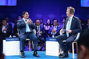 Thủ tướng dự Phiên đối thoại chính sách với Chủ tịch kiêm Tổng giám đốc điều hành WEF