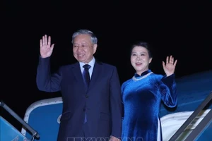 Tổng Bí thư Tô Lâm và Phu nhân rời Hà Nội, lên đường thăm chính thức Liên hiệp Vương quốc Anh và Bắc Ireland. Ảnh: Thống Nhất/TTXVN