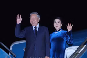 Tổng Bí thư Tô Lâm và Phu nhân rời Hà Nội, lên đường thăm chính thức Liên hiệp Vương quốc Anh và Bắc Ireland. Ảnh: Thống Nhất/TTXVN