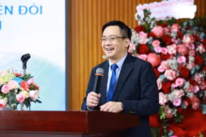 PGS.TS Nguyễn Như Hà - Phó Vụ trưởng Vụ Pháp Chế Bộ GD&ĐT trình bày tham luận. Ảnh: HCMULAW. 