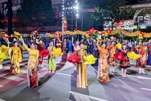 Văn nghệ sĩ biểu diễn tại buổi khai mạc Những ngày văn học - nghệ thuật TPHCM lần thứ I. Ảnh: Thùy Linh. 