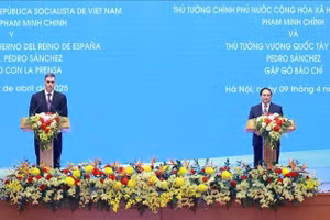 Thủ tướng Phạm Minh Chính và Thủ tướng Tây Ban Nha Pedro Sánchez gặp gỡ báo chí hai nước. (Ảnh: Dương Giang/TTXVN)