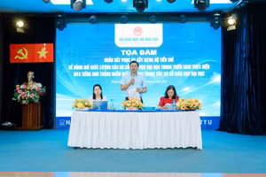 Ban chủ tọa toạ đàm. Ảnh: NTTU. 