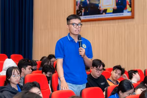 Sinh viên Trường Đại học Công nghệ TPHCM đặt câu hỏi cho diễn giả. Ảnh: HUTECH. 
