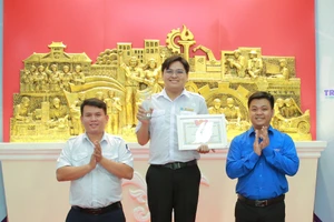 Thanh Duy (giữa) đạt được nhiều bằng khen từ cấp trường đến cấp Trung ương. Ảnh: NVCC.