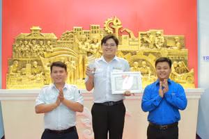 Thanh Duy (giữa) đạt được nhiều bằng khen từ cấp trường đến cấp Trung ương. Ảnh: NVCC. 