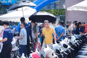 Chuỗi sự kiện “Đổi xăng lấy điện - Cùng VinFast kiến tạo tương lai xanh” của VinFast đã thu hút đông đảo khách hàng 3 miền.