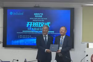 GS Tô Trường Hòa trao quà lưu niệm của Đại học Phúc Đán đến Đoàn công tác cán bộ TP Hà Nội.