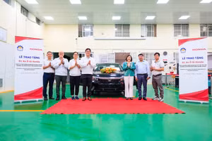 Ông Shinsuke Horiuchi - Phó Tổng Giám đốc Công ty Honda Việt Nam trao tặng xe cho Trường Cao đẳng nghề Công nghiệp Hà Nội. Ảnh: HVN