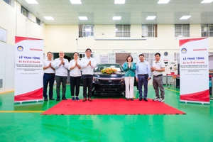 Ông Shinsuke Horiuchi - Phó Tổng Giám đốc Công ty Honda Việt Nam trao tặng xe cho Trường Cao đẳng nghề Công nghiệp Hà Nội. Ảnh: HVN