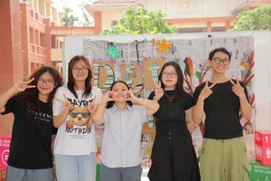 Sinh viên Trường Đại học Khoa học Xã hội và Nhân văn (Đại học Quốc gia TPHCM) tại Ngày hội sống xanh. Ảnh: LÝ NGUYÊN. 