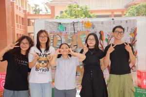 Sinh viên Trường Đại học Khoa học Xã hội và Nhân văn (Đại học Quốc gia TPHCM) tại Ngày hội sống xanh. Ảnh: LÝ NGUYÊN. 