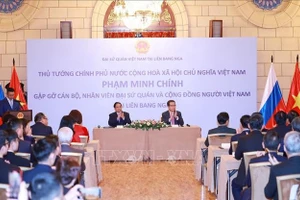 Thủ tướng Phạm Minh Chính gặp gỡ cán bộ, nhân viên Đại sứ quán và cộng đồng người Việt Nam tại Liên bang Nga. Ảnh: Dương Giang/TTXVN