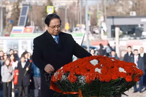 Thủ tướng Phạm Minh Chính dâng hoa tại Tượng đài Chủ tịch Hồ Chí Minh (Quảng trường Hồ Chí Minh) ở Thủ đô Moskva, Liên bang Nga. Ảnh: Dương Giang/TTXVN