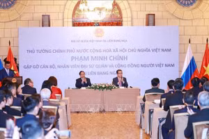 Thủ tướng Phạm Minh Chính gặp gỡ cán bộ, nhân viên Đại sứ quán và cộng đồng người Việt Nam tại Liên bang Nga. Ảnh: Dương Giang/TTXVN