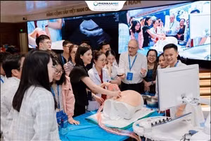 GS. Jan Deprest cùng TS. BS Nguyễn Thị Sim hướng dẫn đào tạo Hands-on trên mô hình siêu thực.