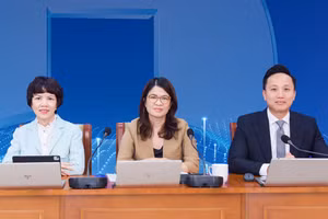 Thành viên HĐQT Phạm Thị Thanh Hoài (ở giữa) chủ trì Hội nghị cập nhật kết quả kinh doanh quý 3/2025 của VietinBank.