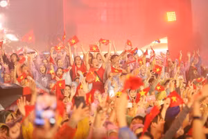 Người dân TPHCM xem chương trình nghệ thuật chào mừng Quốc khánh 2/9/2025. Ảnh: Ngô Tùng. 