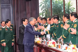 Tổng Bí thư Tô Lâm và Chủ tịch nước Lương Cường với các đại biểu tại đại hội. Ảnh: Trọng Đức/TTXVN