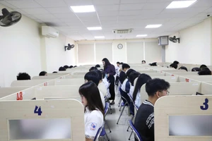 Thí sinh dự thi kỳ thi Đánh giá năng lực học sinh trung học phổ thông (HSA) do Đại học Quốc gia Hà Nội tổ chức. Ảnh: VNU - IDT.