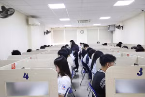 Thí sinh dự thi kỳ thi Đánh giá năng lực học sinh trung học phổ thông (HSA) do Đại học Quốc gia Hà Nội tổ chức. Ảnh: VNU - IDT.