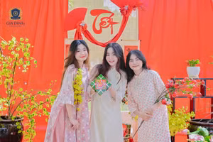 Sinh viên mặc áo dài thích thú check in không gian Tết tại Trường Đại học Gia Định. Ảnh: GDU.