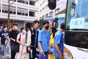 Những chuyến xe lăn bánh đưa sinh viên miền Trung về quê đón Tết.