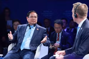 Thủ tướng Phạm Minh Chính tham dự Phiên đối thoại chính sách với Chủ tịch kiêm Tổng giám đốc điều hành của Diễn đàn Kinh tế thế giới (WEF) Borge Brende. (Ảnh: Dương Giang/TTXVN)