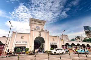 Chợ Bến Thành được xếp hạng di tích cấp thành phố vào tháng 11/2024, minh chứng cho giá trị lịch sử đô thị và văn hóa của địa danh. Ảnh: Thùy Linh. 