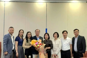 Tập thể lớp 12C khóa 1995-1998 tri ân thầy chủ nhiệm Trần Đăng Ngân - tháng 11/2025.