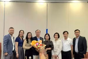 Tập thể lớp 12C khóa 1995-1998 tri ân thầy chủ nhiệm Trần Đăng Ngân - tháng 11/2025.