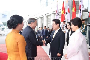Tổng thống Hàn Quốc Lee Jae Myung và Phu nhân đón Tổng Bí thư Tô Lâm và Phu nhân. (Ảnh: Thống Nhất/TTXVN)