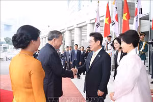 Tổng thống Hàn Quốc Lee Jae Myung và Phu nhân đón Tổng Bí thư Tô Lâm và Phu nhân. (Ảnh: Thống Nhất/TTXVN)