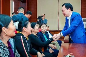 Ứng cử viên Đại biểu Quốc hội khoá XVI Vũ Văn Tiến (bìa phải) trao đổi với cử tri phường Chu Văn An.