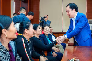 Ứng cử viên Đại biểu Quốc hội khoá XVI Vũ Văn Tiến (bìa phải) trao đổi với cử tri phường Chu Văn An.