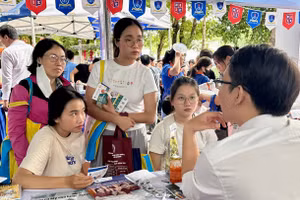 Phụ huynh, học sinh cần cẩn thận khi đăng ký xét tuyển đại học năm 2025. Ảnh: Thùy Linh. 